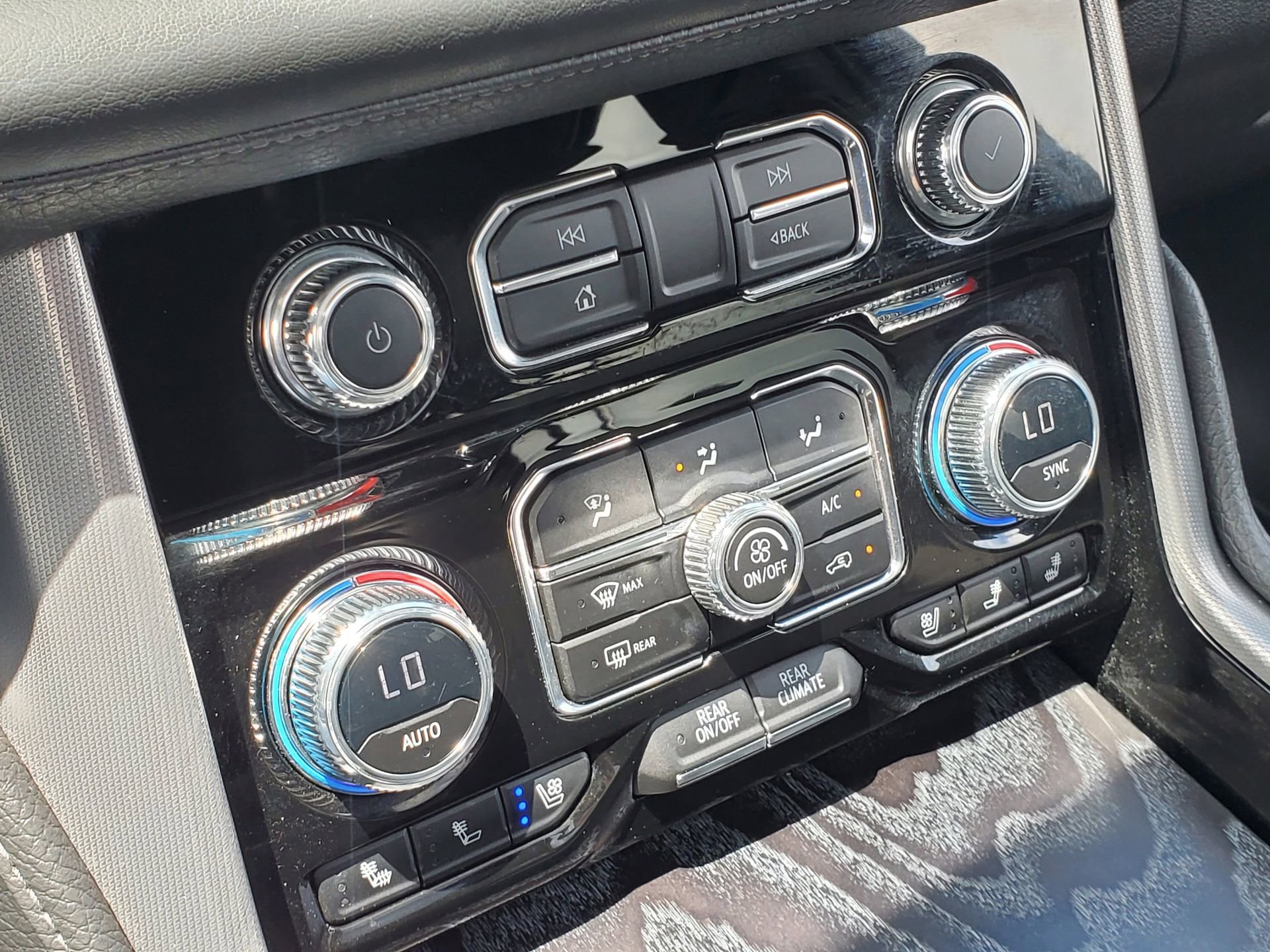 Used 2023 GMC Yukon XL Denali AWD/4WD image 30