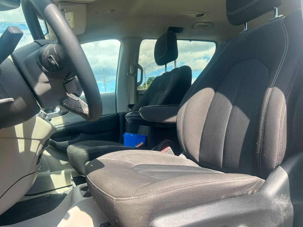 Used 2023 Chrysler Voyager LX FWD image 10