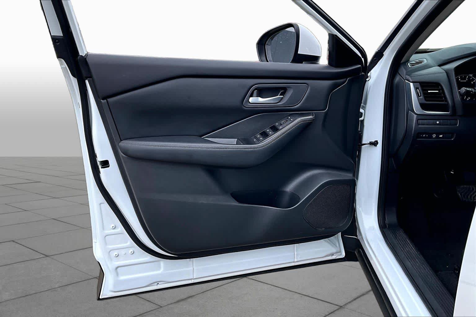 Certified 2025 Nissan Rogue SV FWD image 22