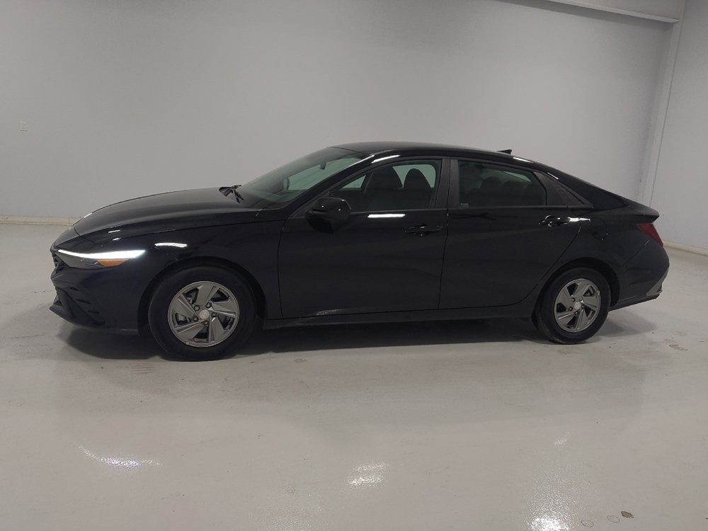 Used 2025 Hyundai Elantra SE FWD image 2
