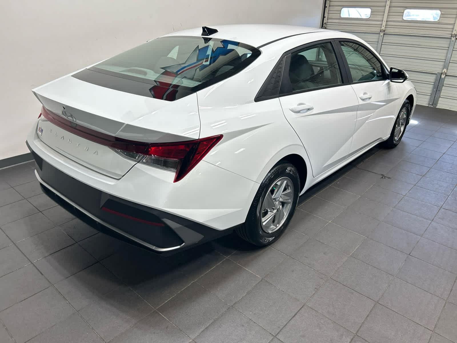 New 2026 Hyundai Elantra SE FWD image 3