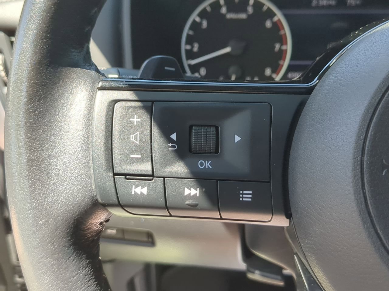 Used 2023 Nissan Rogue SV w/ SV Premium B Package image 34