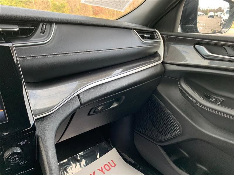 Used 2023 Jeep Grand Cherokee L Laredo image 29