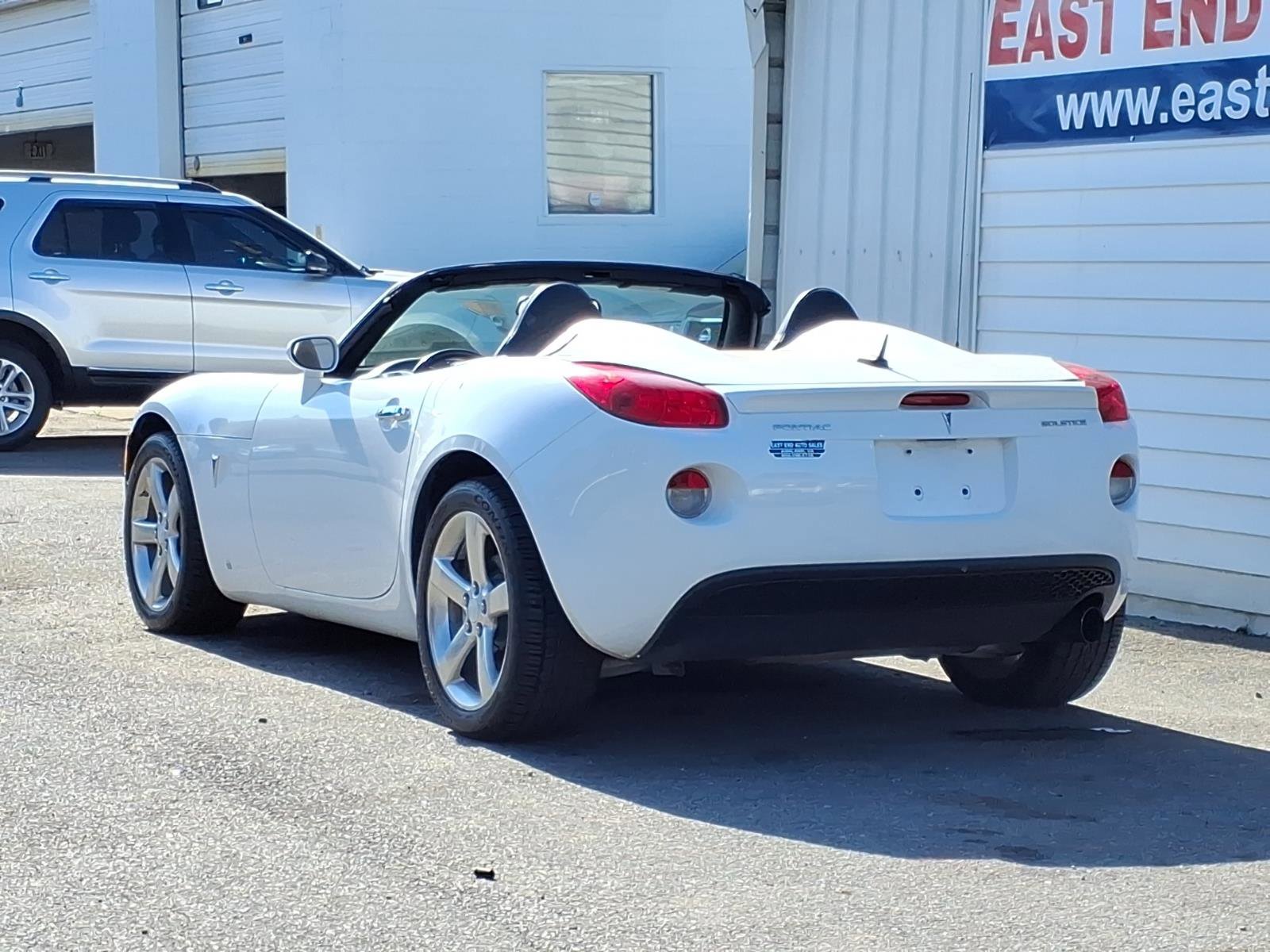 Used 2008 Pontiac Solstice Convertible w/ Premium Package RWD image 3