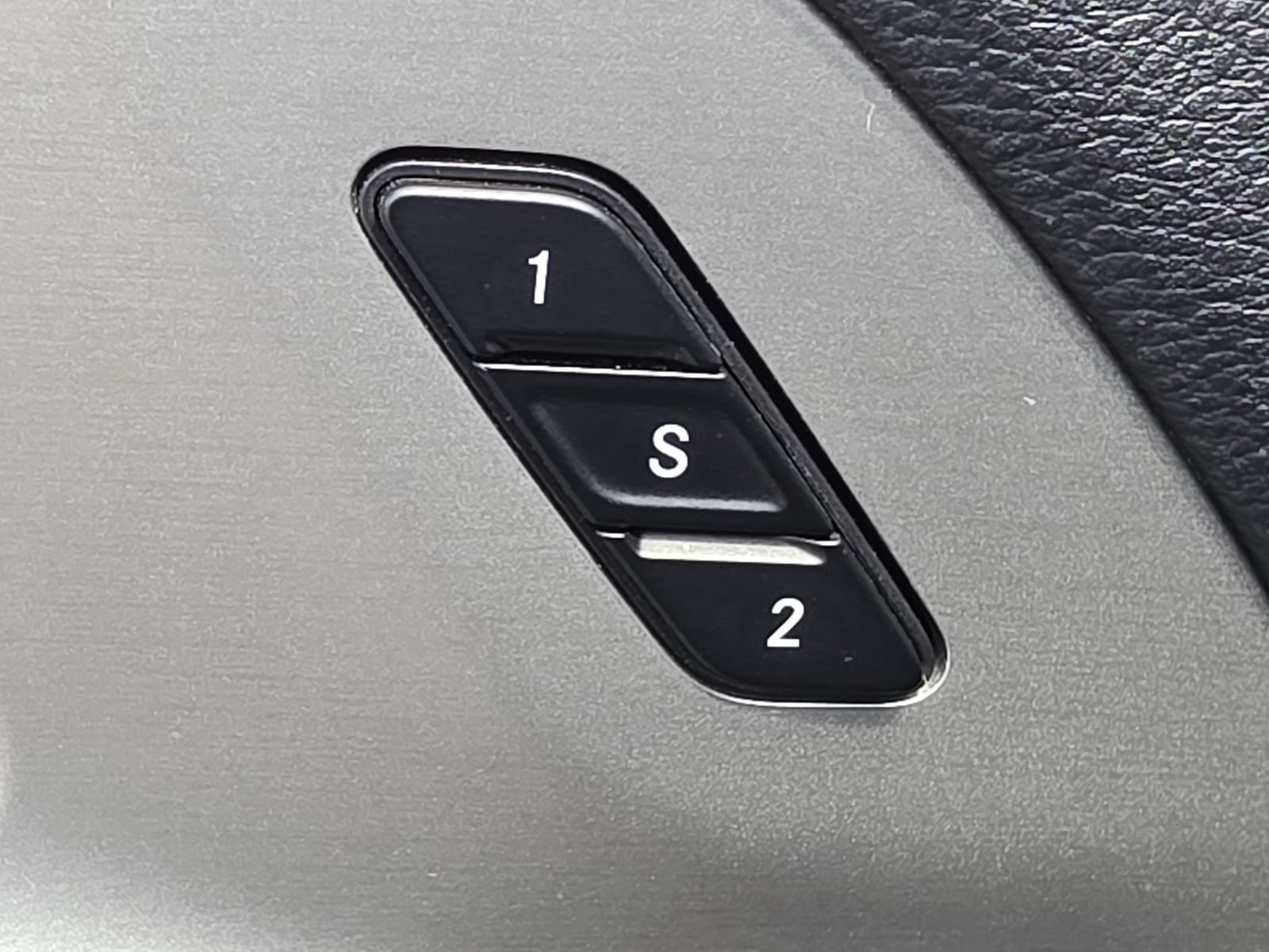 Used 2024 Chrysler Pacifica Premium FWD image 19