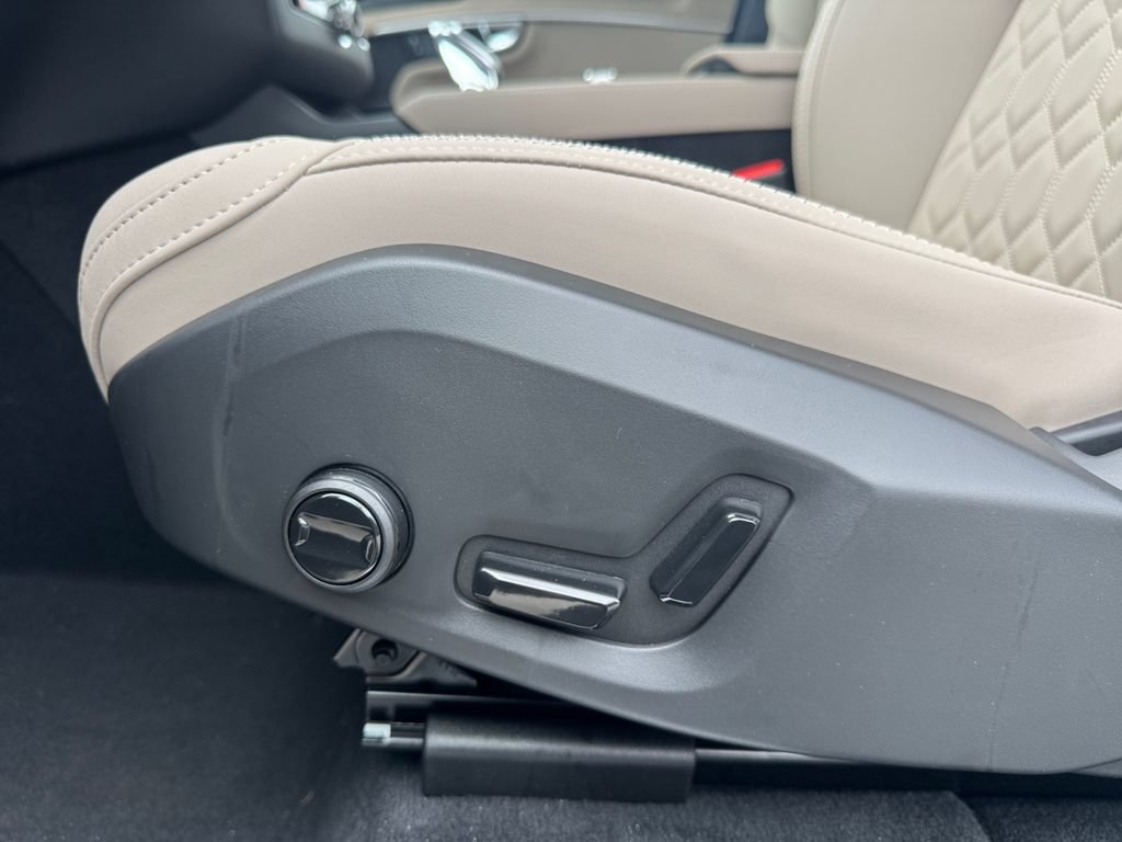 New 2027 Volvo XC90 B6 Plus AWD/4WD image 11