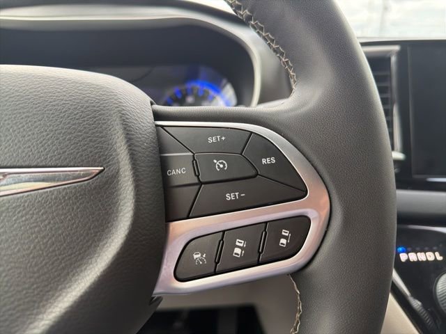 Used 2022 Chrysler Pacifica Touring-L image 13