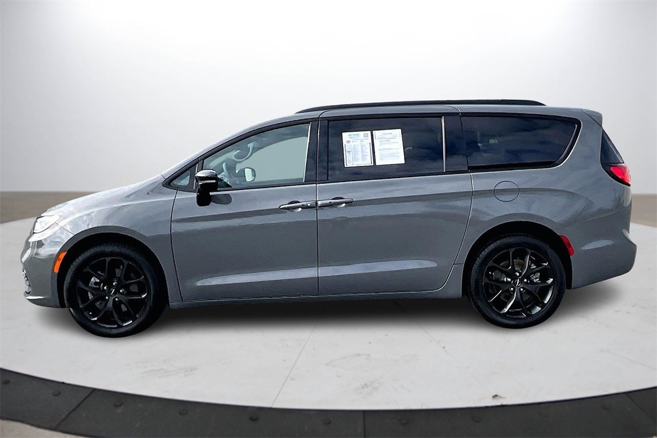 Used 2023 Chrysler Pacifica Limited w/ S Appearance Package image 5
