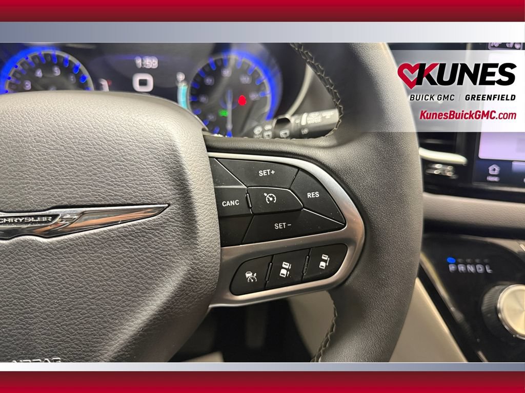 Used 2024 Chrysler Pacifica Touring-L FWD image 18