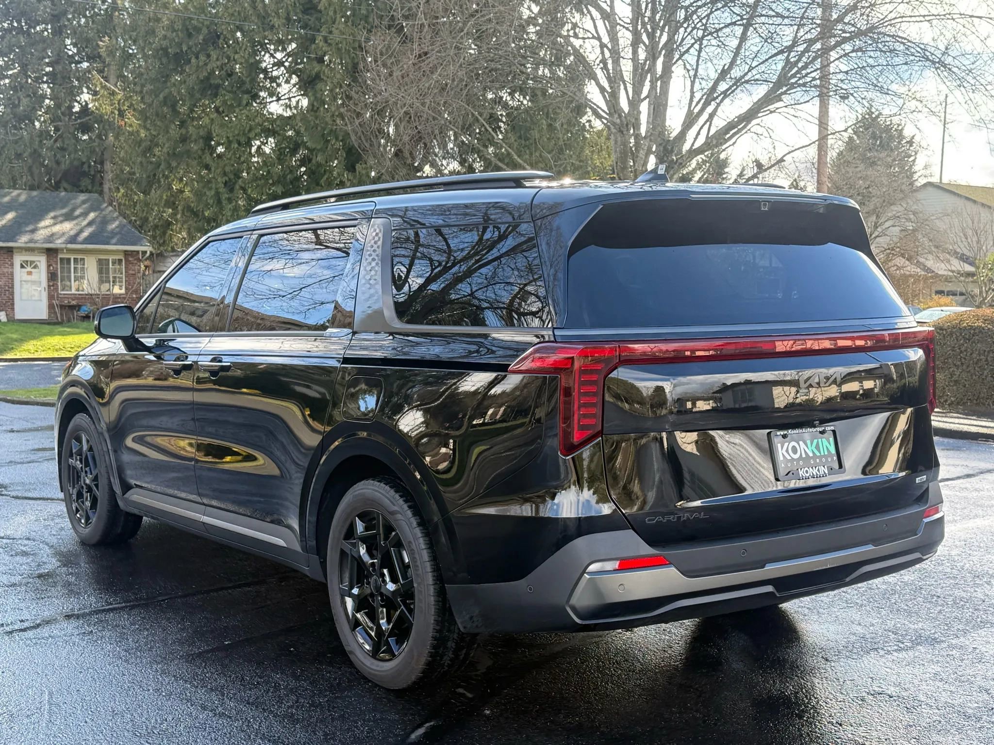 Used 2025 Kia Carnival SX Prestige image 4