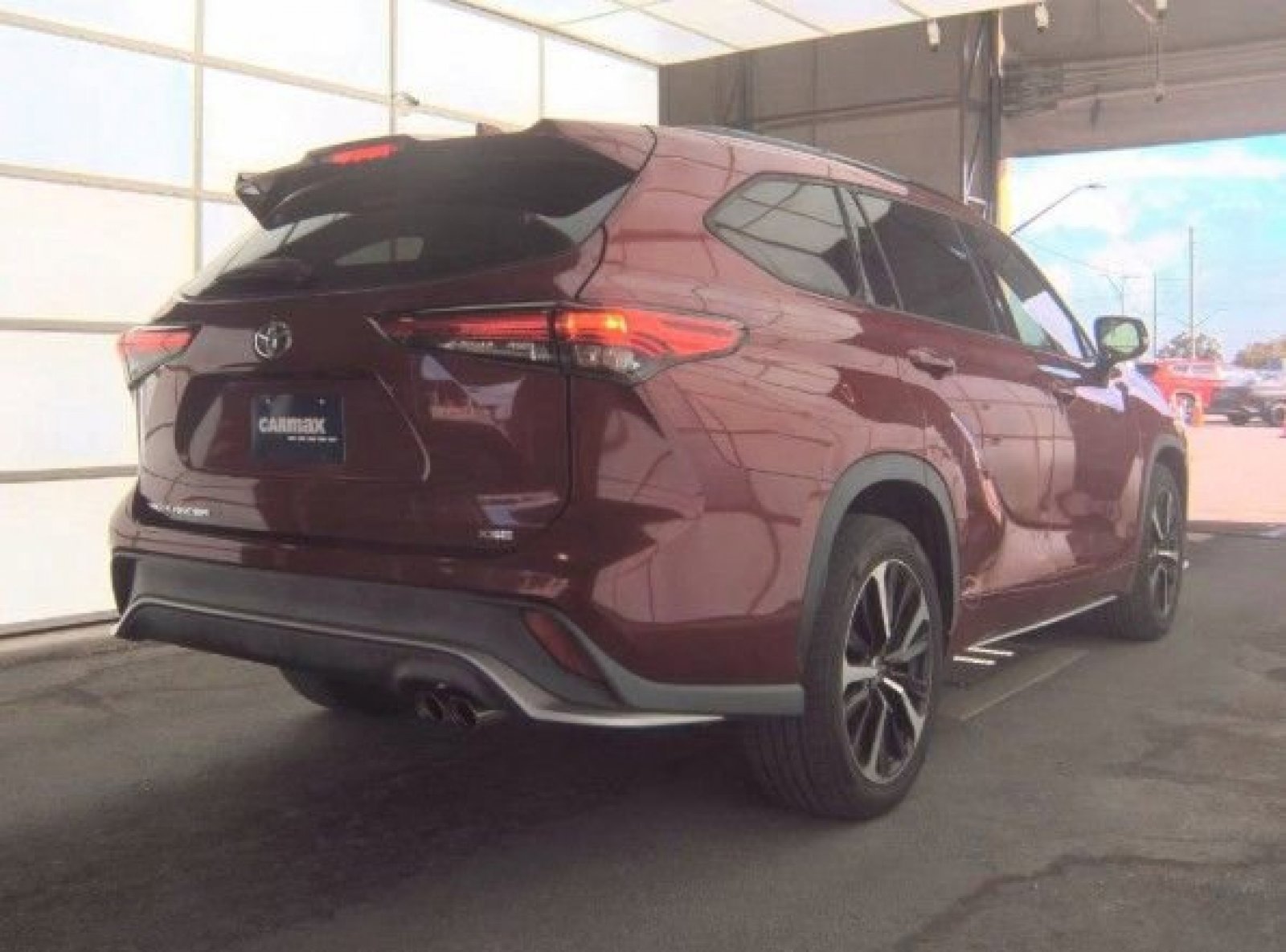 Used 2021 Toyota Highlander XSE FWD image 3