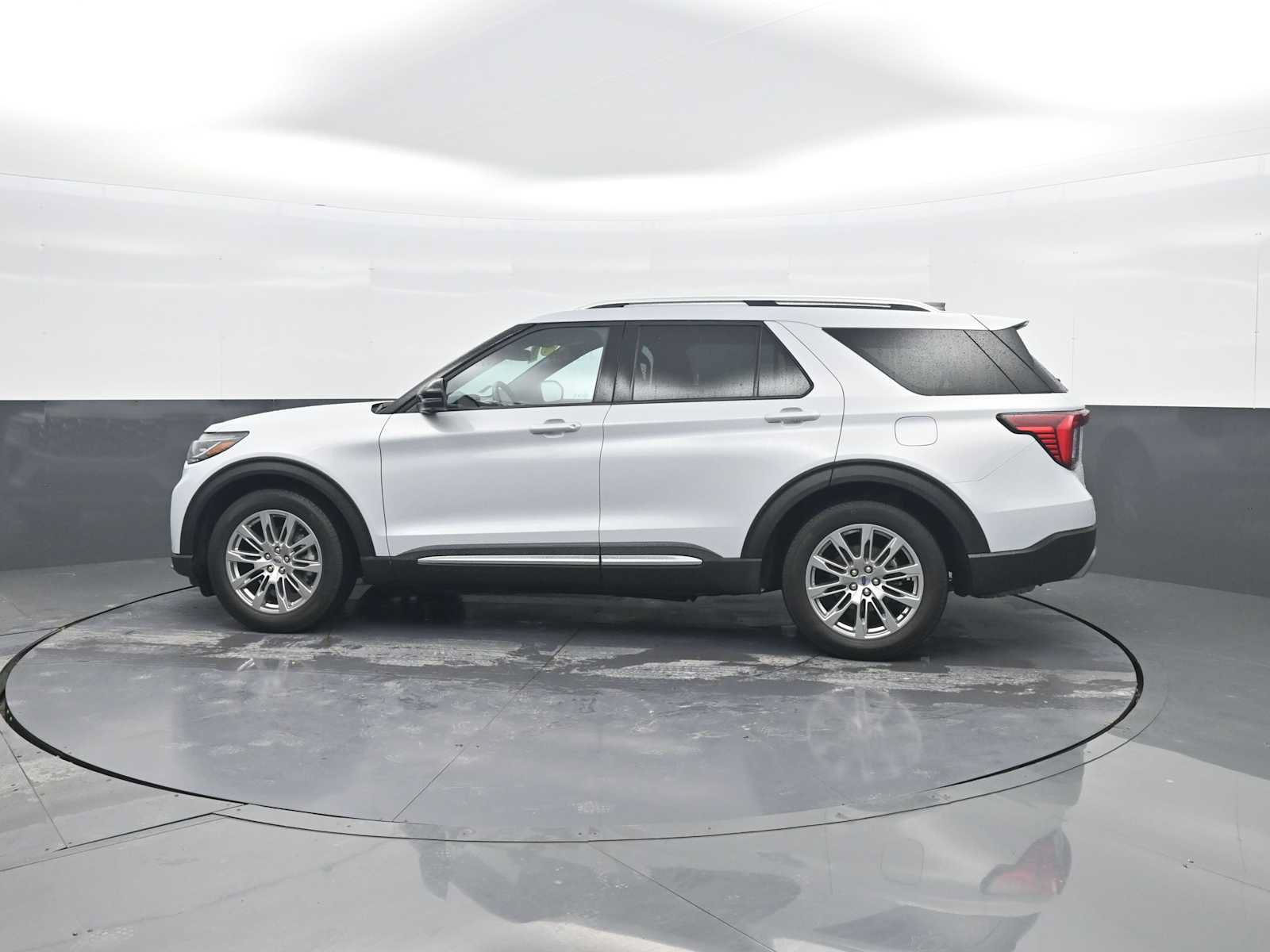 Used 2025 Ford Explorer Platinum RWD image 5