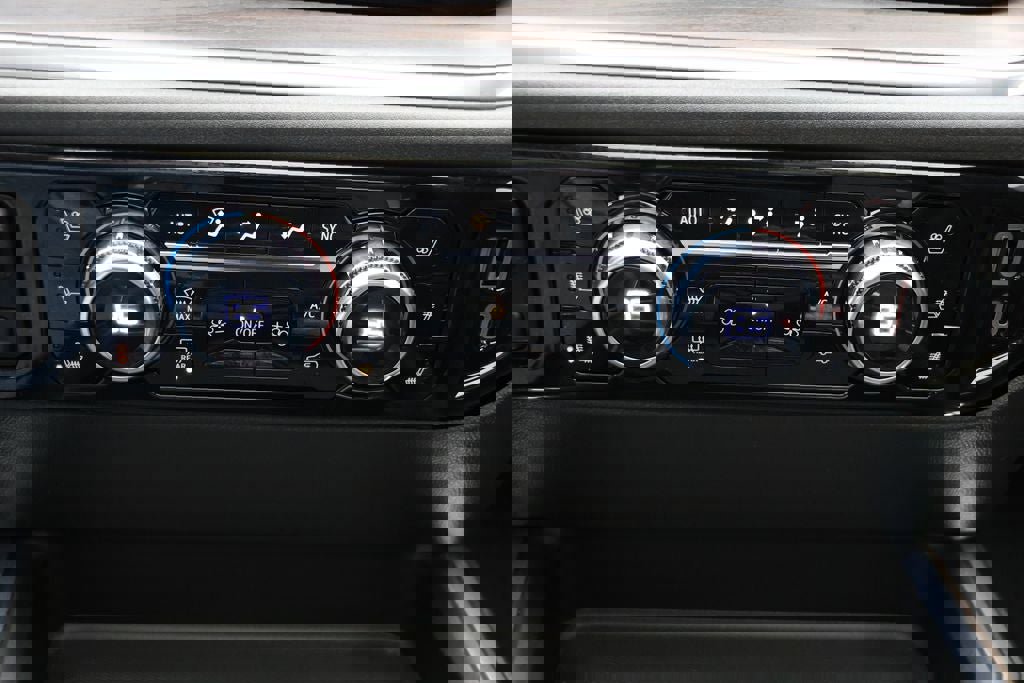 Used 2024 GMC Sierra 2500 SLT w/ SLT Premium Package image 30