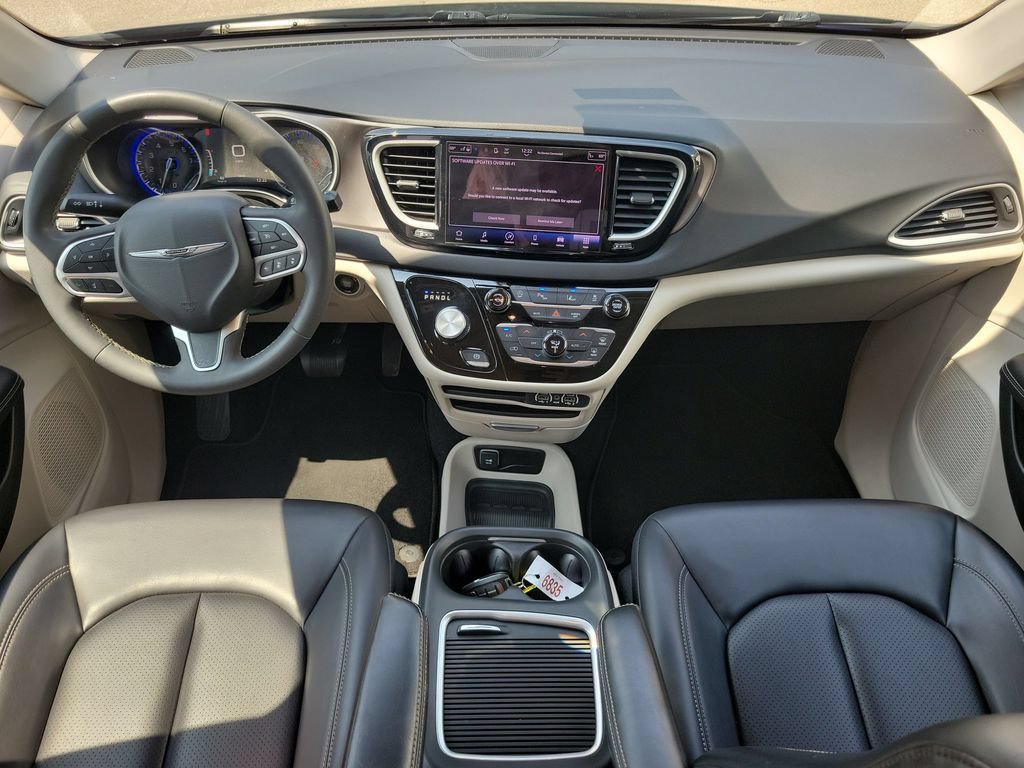 Used 2023 Chrysler Pacifica Touring-L FWD image 9