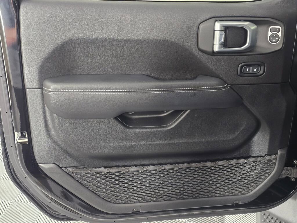 Used 2022 Jeep Wrangler Unlimited Sahara w/ Cold Weather Group image 18