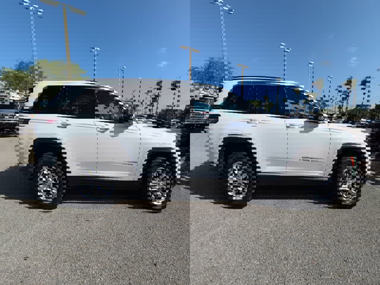 Used 2025 Jeep Grand Cherokee Laredo X image 4