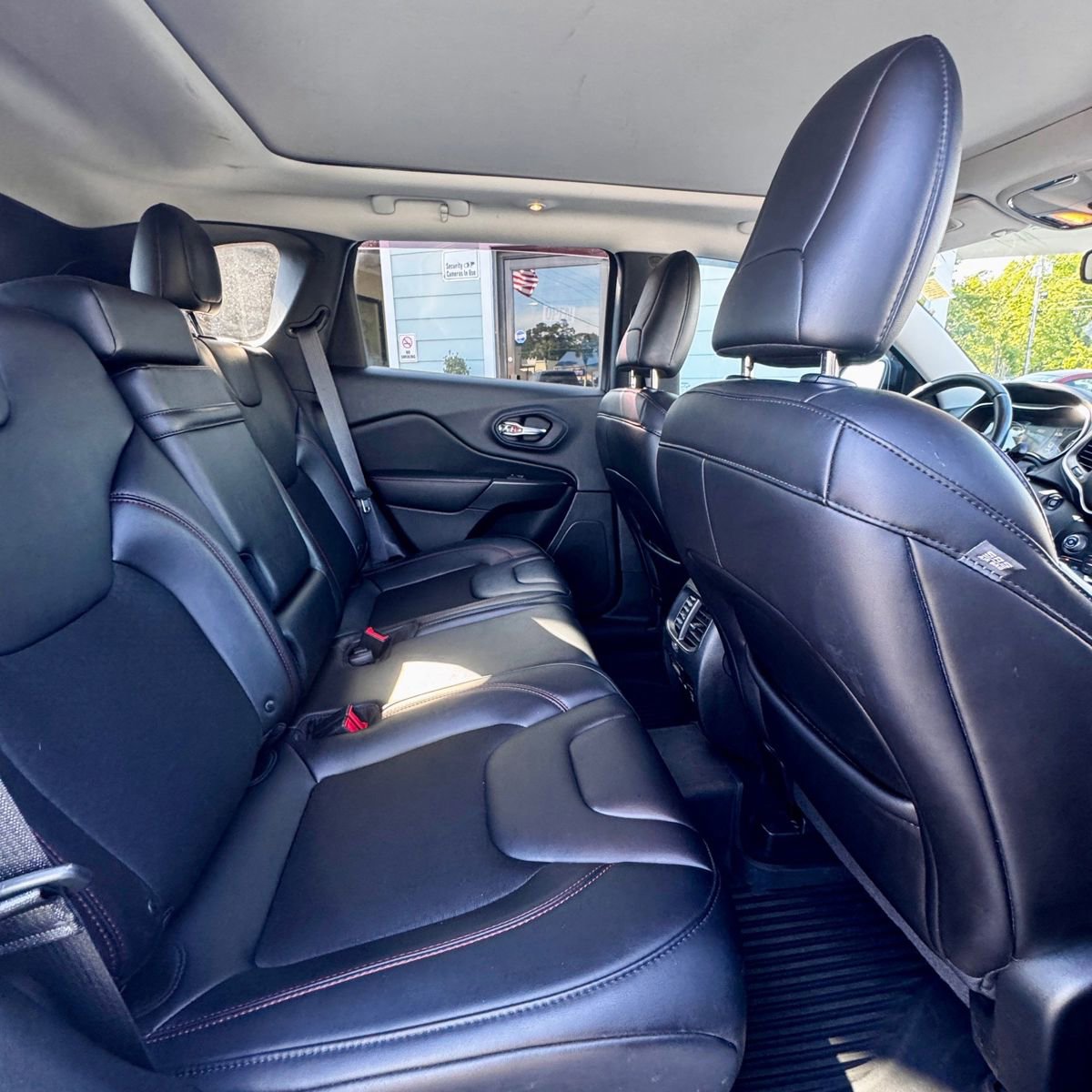 Used 2019 Jeep Cherokee Trailhawk w/ Comfort/Convenience Group AWD/4WD image 11