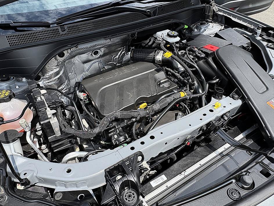 Used 2025 Buick Envista Sport Touring w/ Experience Buick Package FWD image 27
