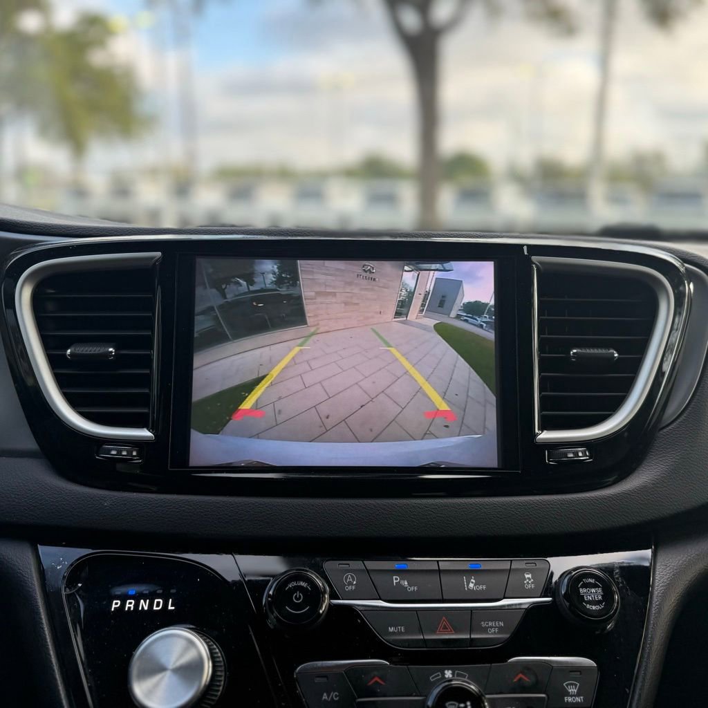 Used 2025 Chrysler Pacifica Select image 12