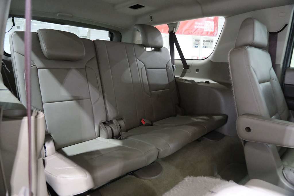 Used 2018 Chevrolet Suburban LT RWD image 28