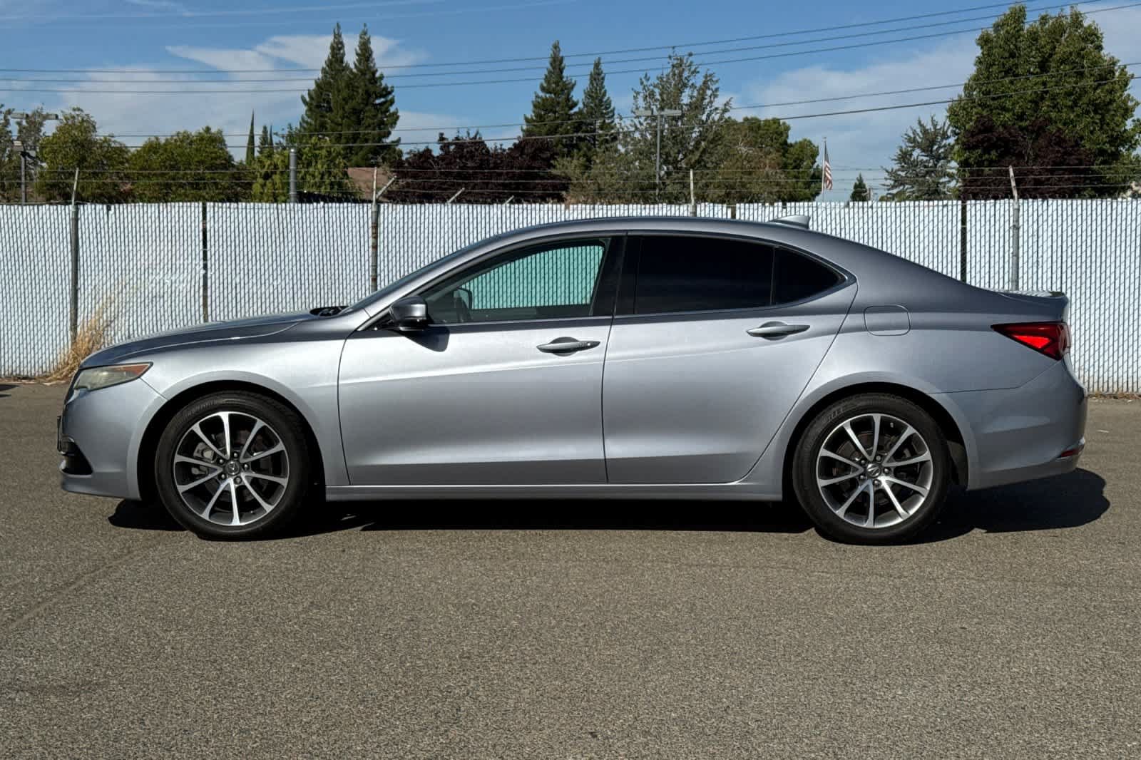 Used 2015 Acura TLX w/ Technology Package FWD image 2