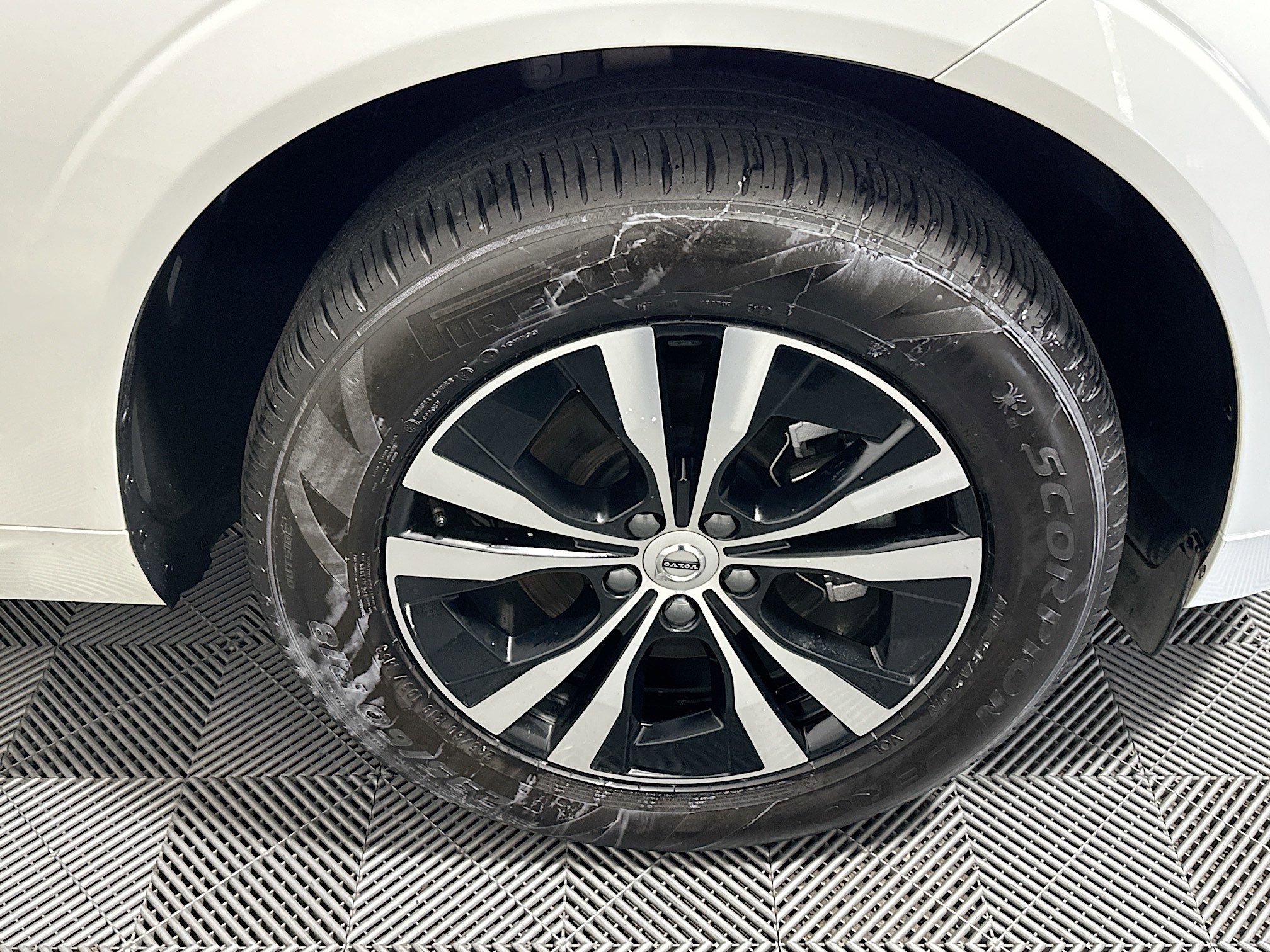 Used 2025 Volvo XC60 B5 Core image 11