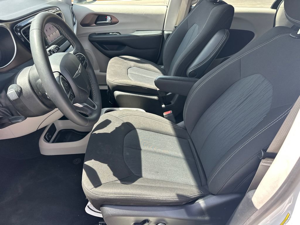 Used 2024 Chrysler Voyager LX image 9