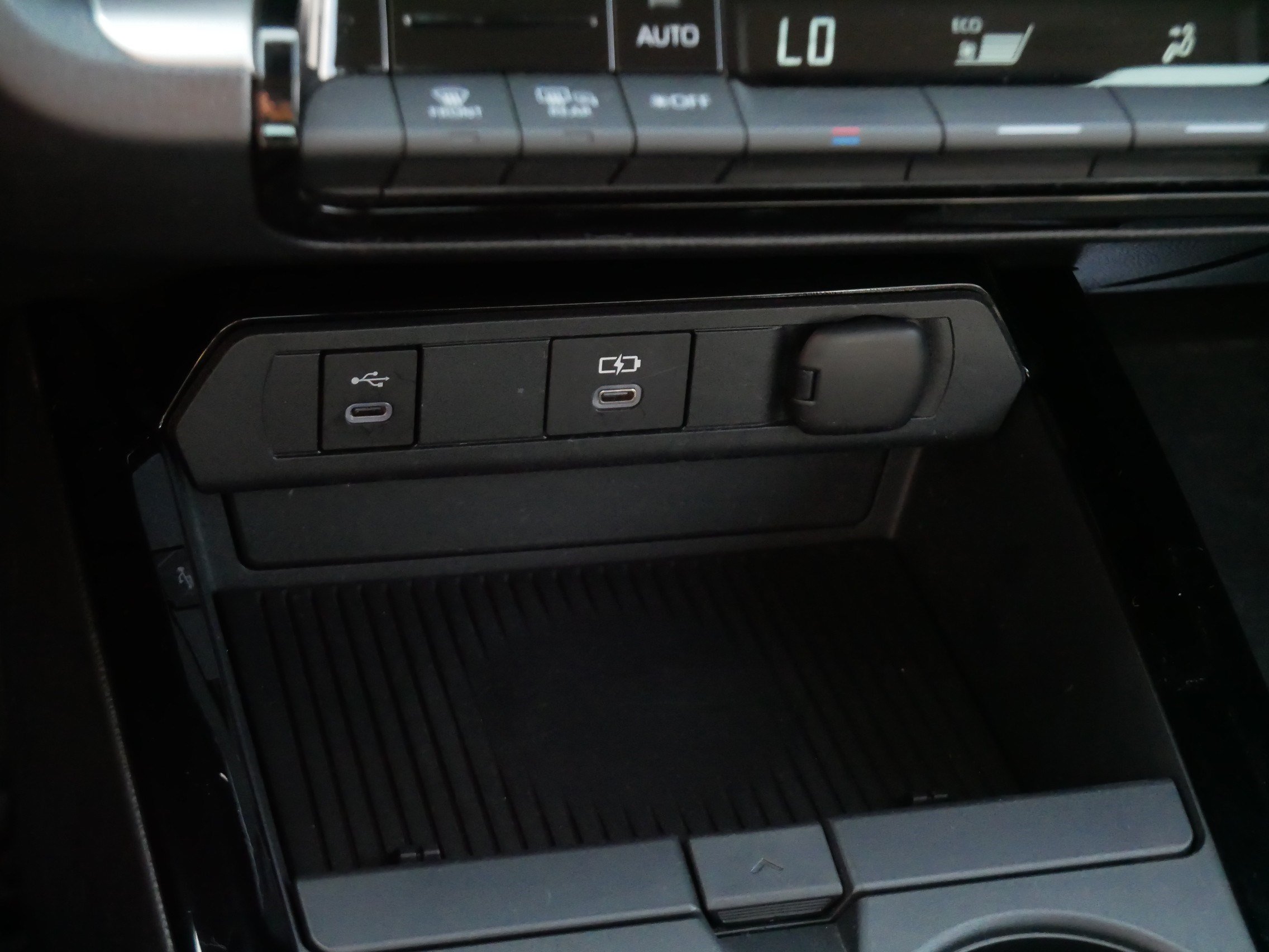 Certified 2025 Toyota Prius LE FWD image 24