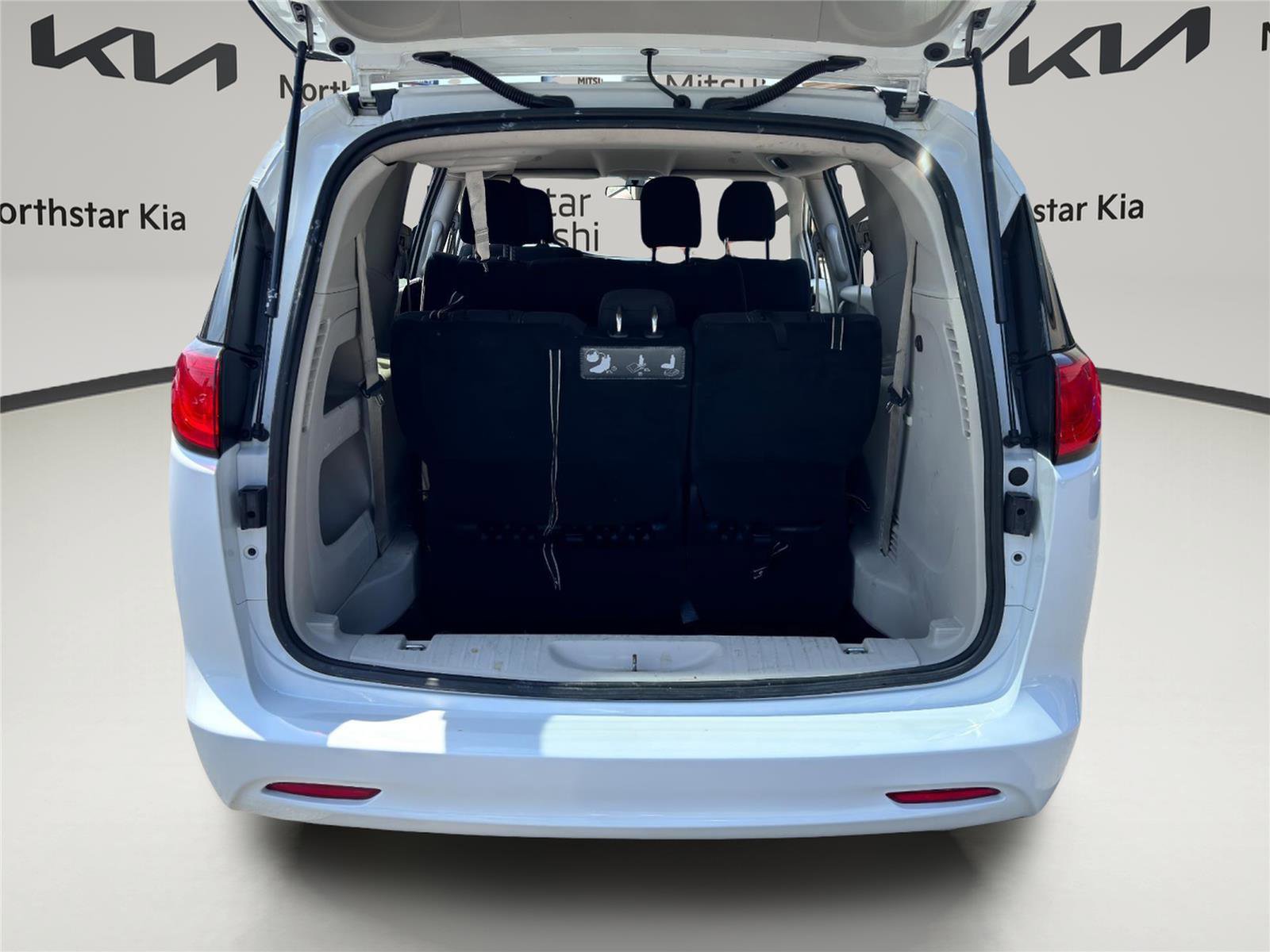 Used 2020 Chrysler Voyager L image 25