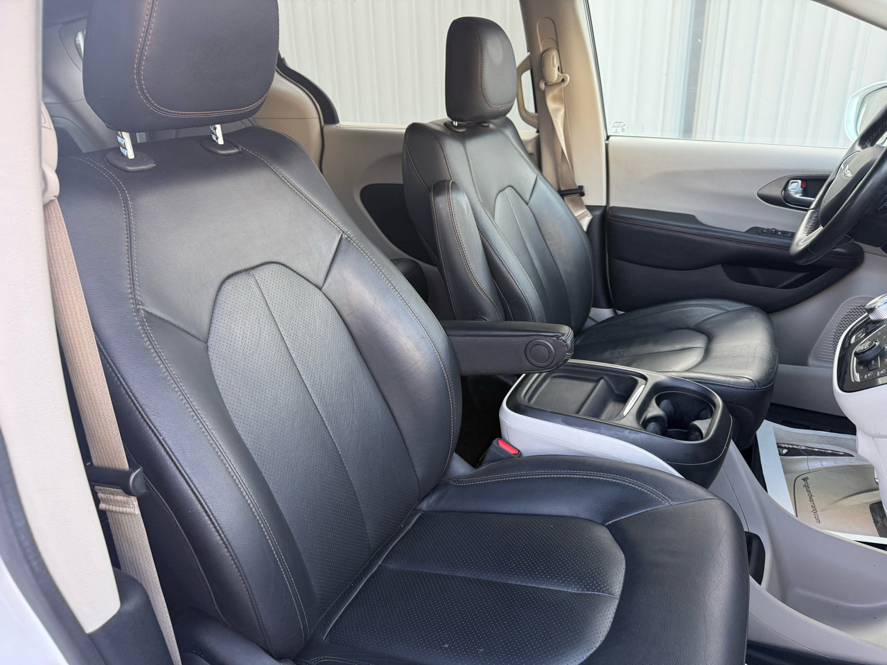 Used 2020 Chrysler Pacifica Touring-L image 29