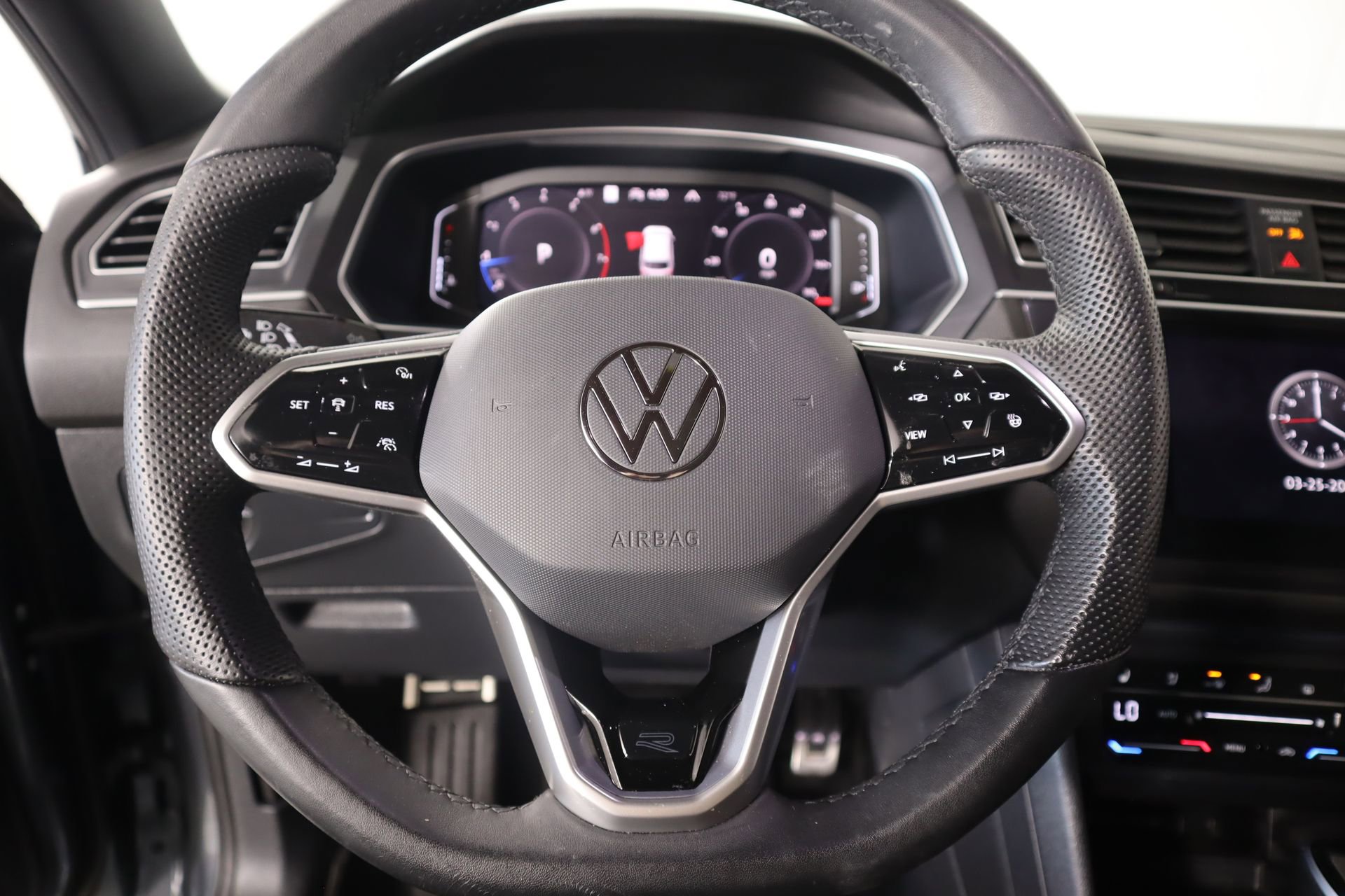 Used 2024 Volkswagen Tiguan SEL R-Line image 3