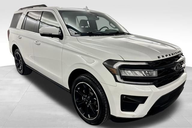 Used 2022 Ford Expedition Limited image 3