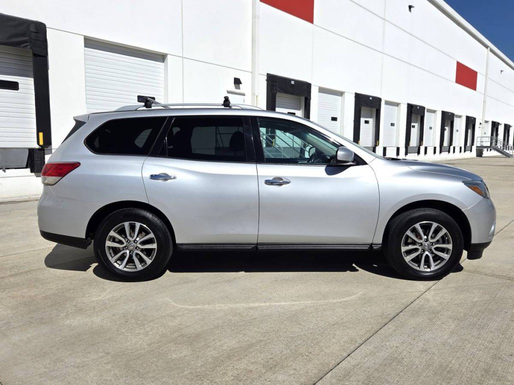 Used 2013 Nissan Pathfinder SV AWD/4WD image 4