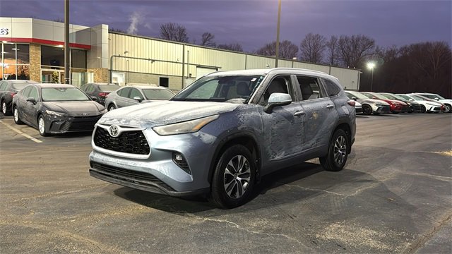 Used 2023 Toyota Highlander XLE image 3