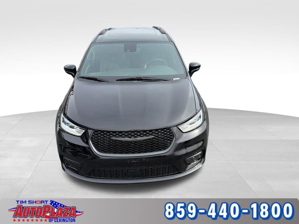 Used 2025 Chrysler Pacifica Limited image 10
