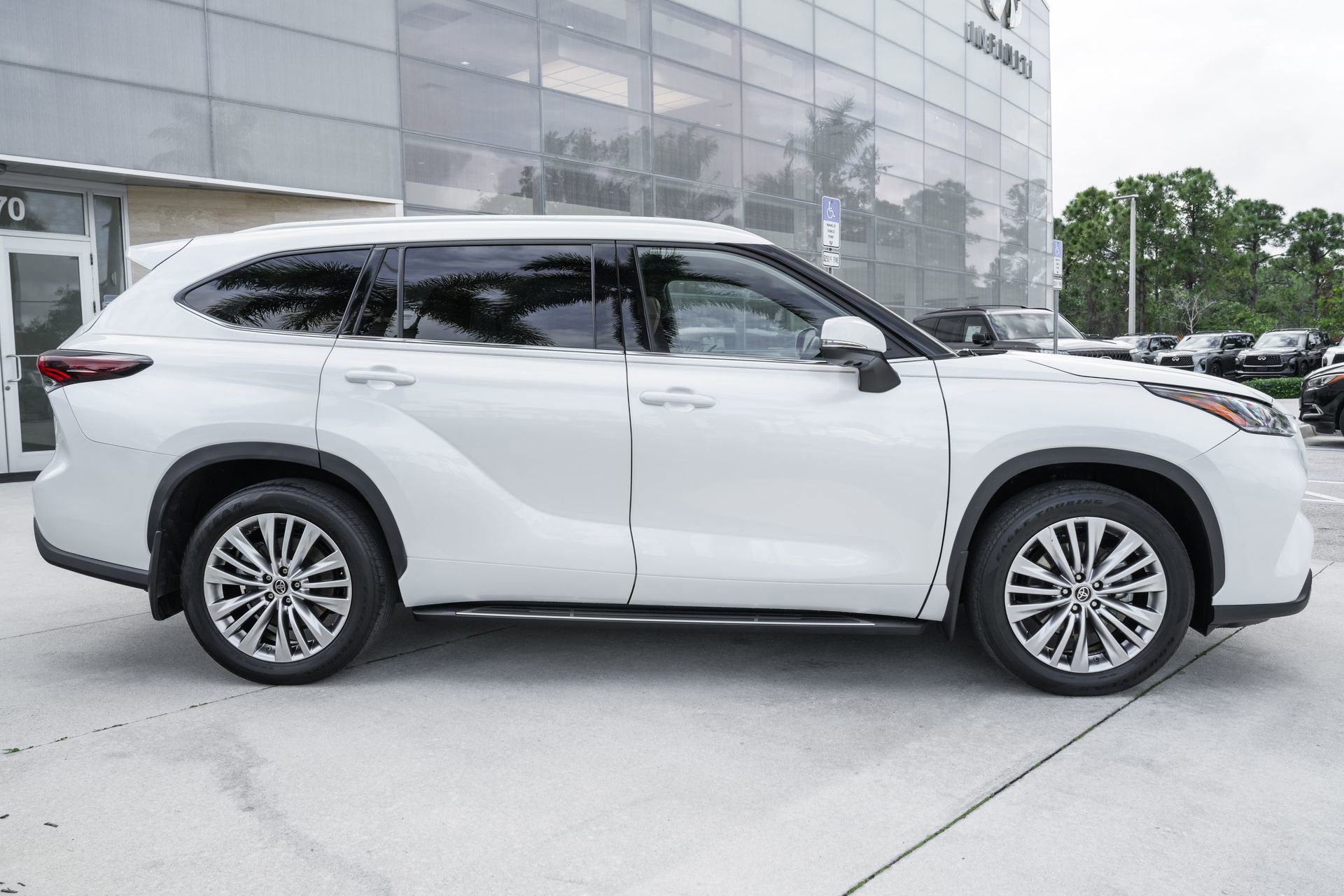 Used 2024 Toyota Highlander Platinum image 26