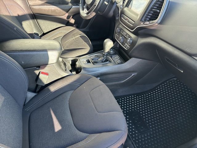 Used 2019 Jeep Cherokee Latitude w/ Cold Weather Group image 36