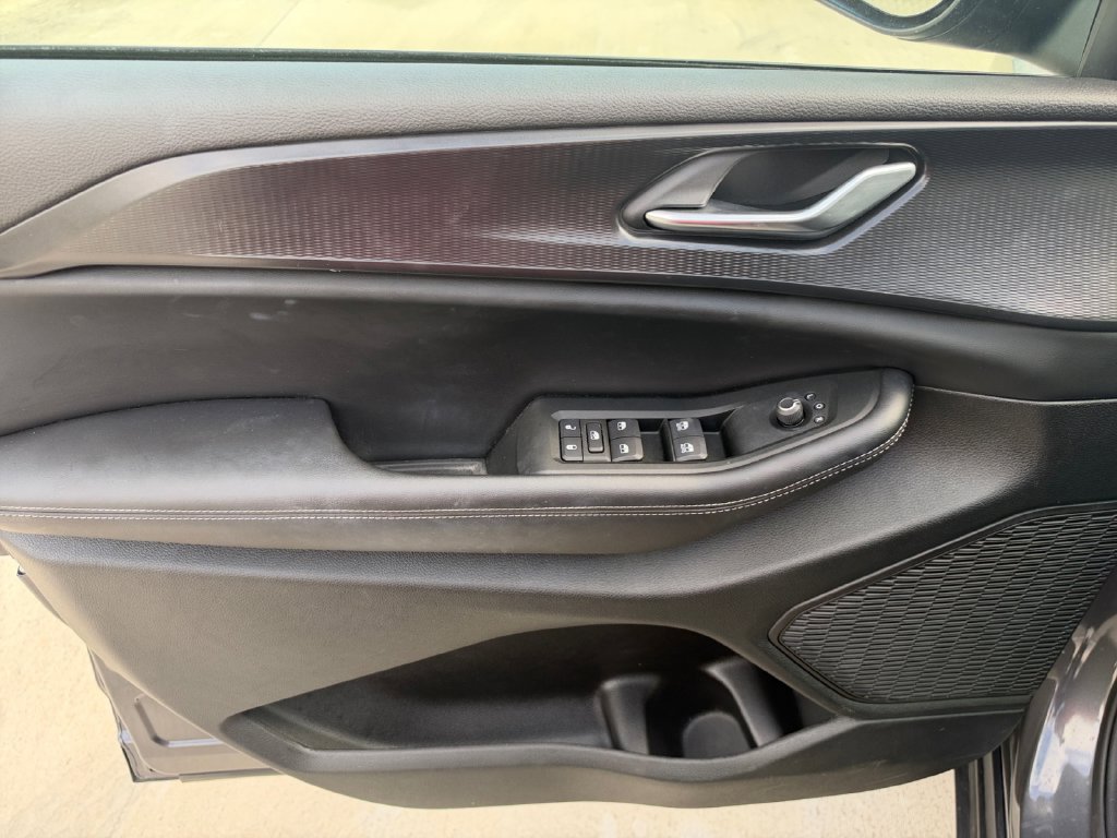 Used 2025 Jeep Grand Cherokee L Laredo RWD image 11