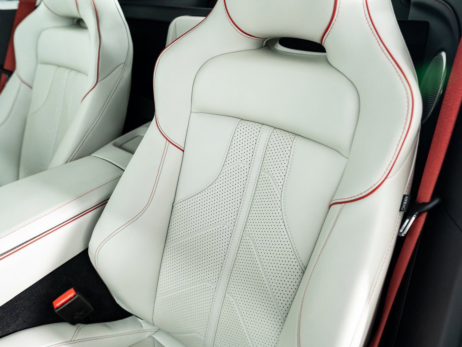 Used 2025 Aston Martin V8 Vantage Coupe RWD image 18