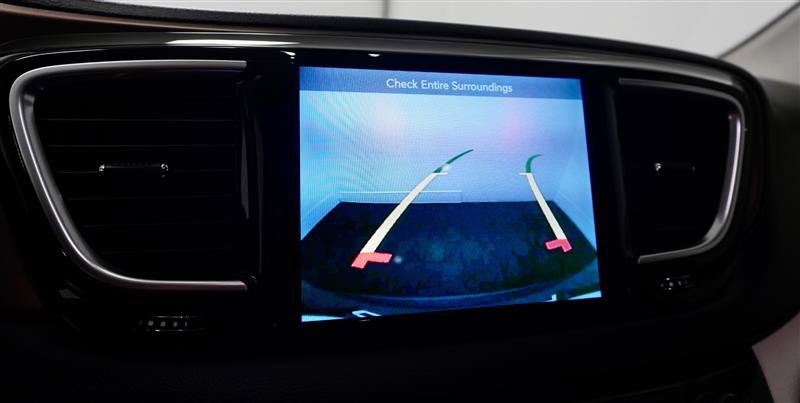 Used 2017 Chrysler Pacifica Touring-L Plus FWD image 19