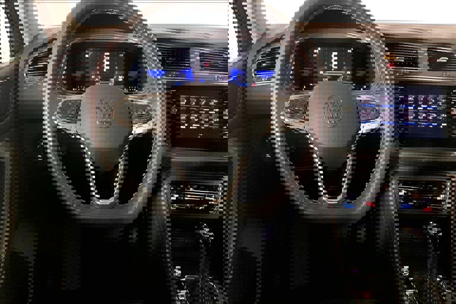 Used 2023 Volkswagen Tiguan SE w/ Panoramic Sunroof Package image 5