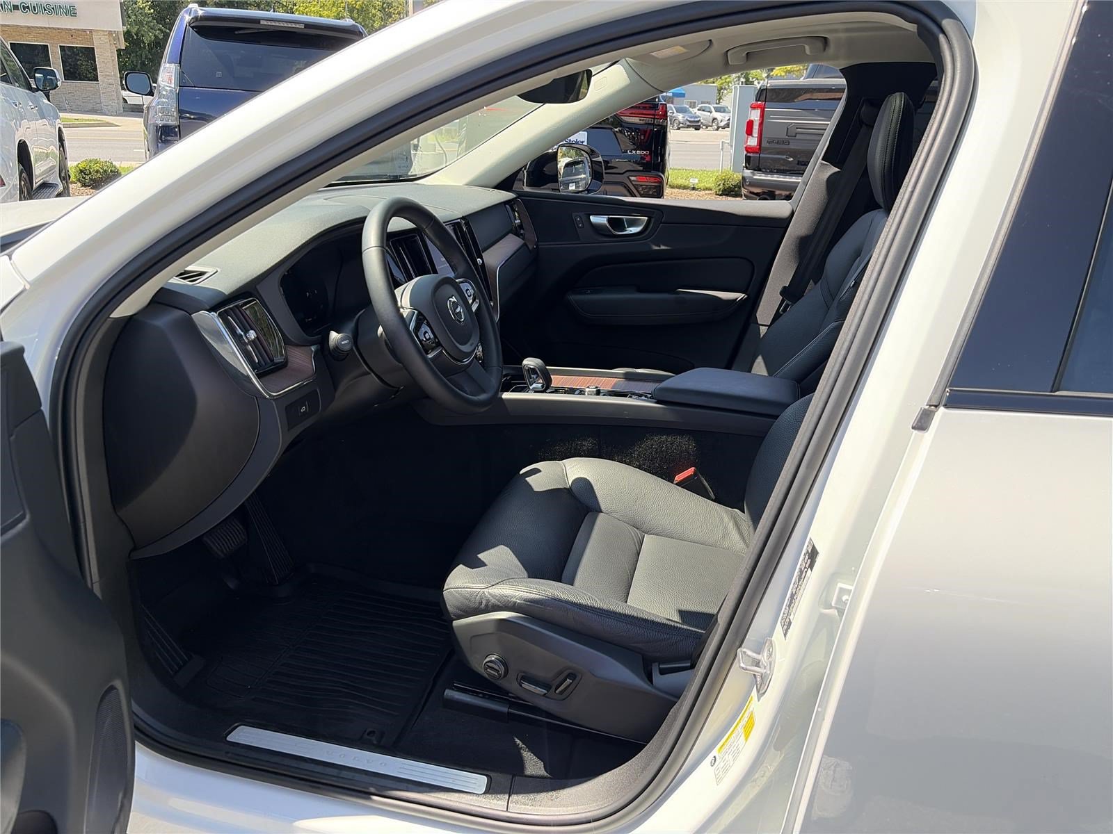 Used 2024 Volvo XC60 B5 Plus w/ Protection Package Premier AWD/4WD image 11