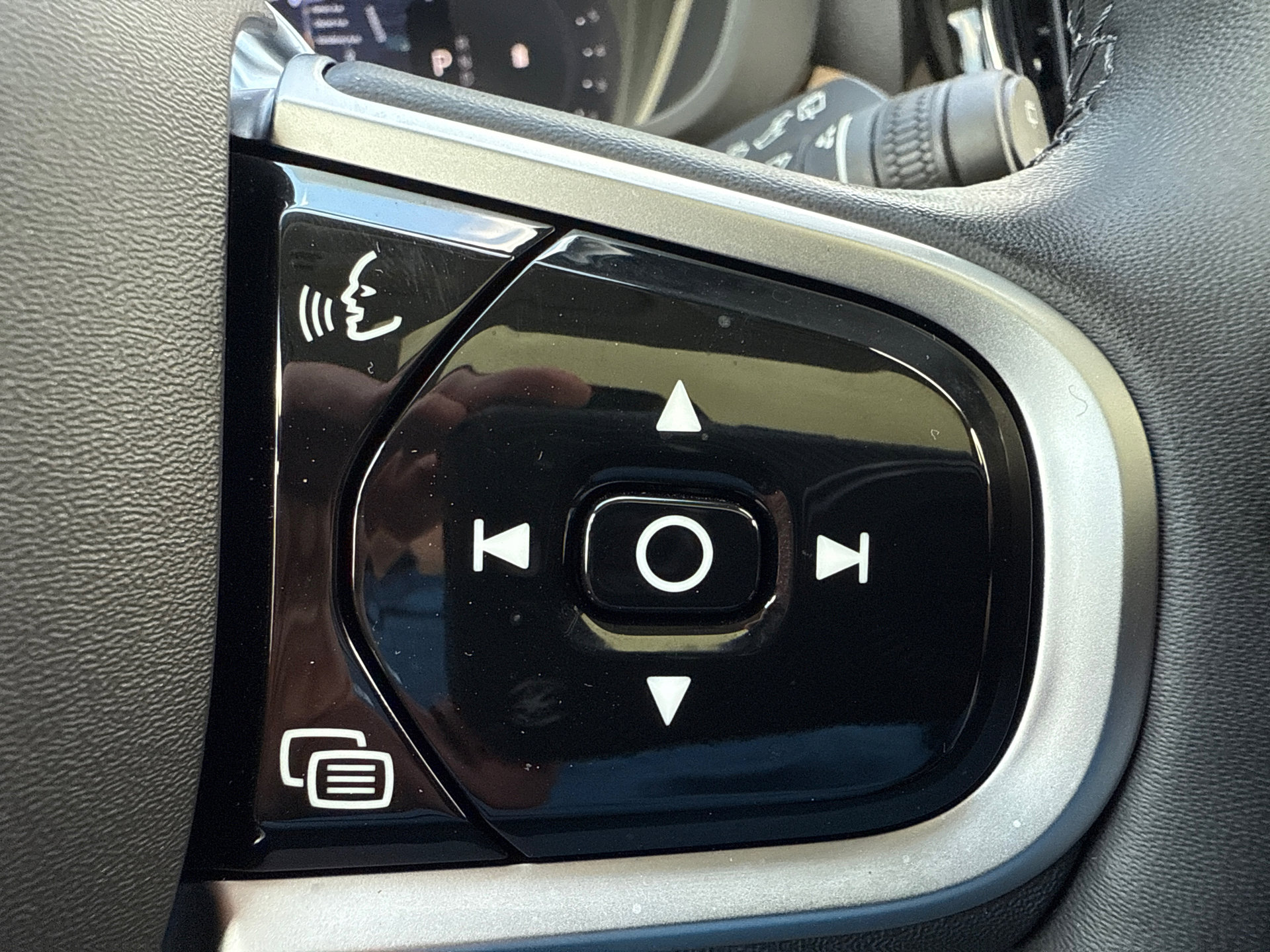 Used 2026 Volvo XC60 B5 Plus w/ Climate Package PRO AWD/4WD image 28