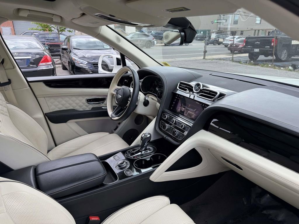Used 2022 Bentley Bentayga AWD/4WD image 12