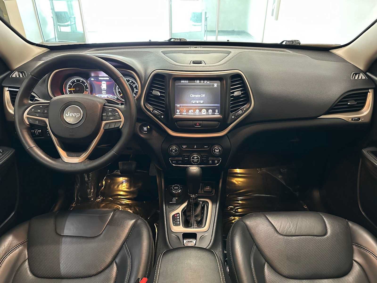 Used 2015 Jeep Cherokee Limited w/ Luxury Group AWD/4WD image 10