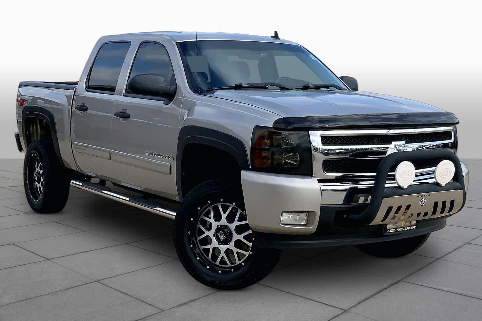 Used 2007 Chevrolet Silverado 1500 LT w/ 1LT Convenience Package AWD/4WD image 2