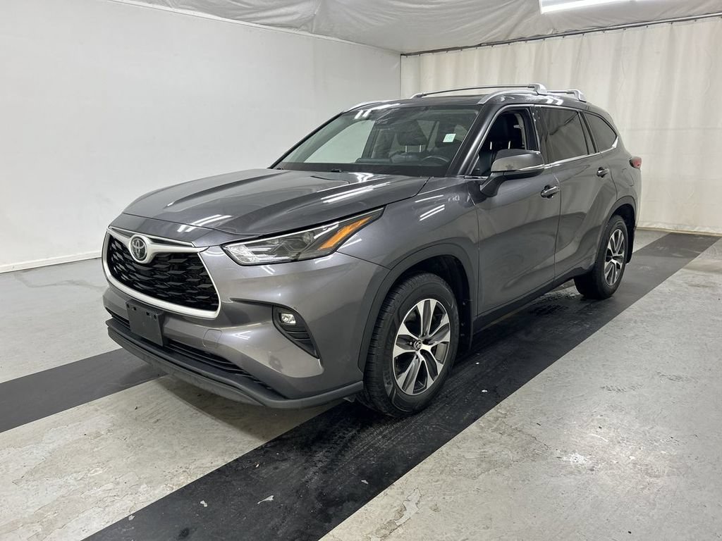 Used 2022 Toyota Highlander XLE AWD/4WD image 5