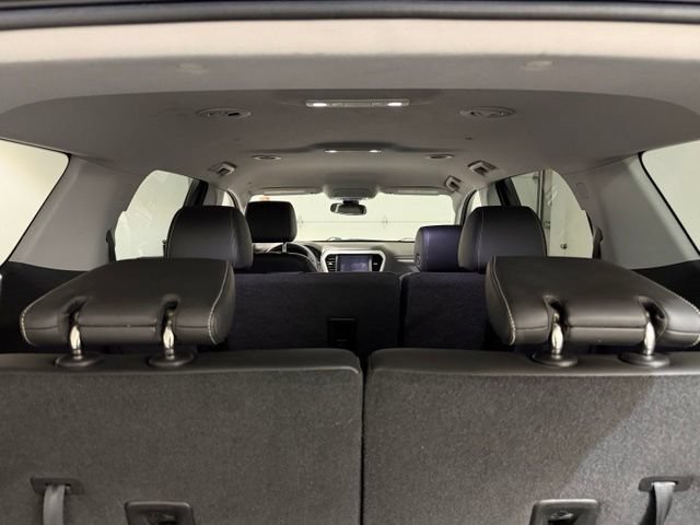Used 2023 GMC Acadia SLT AWD/4WD image 10
