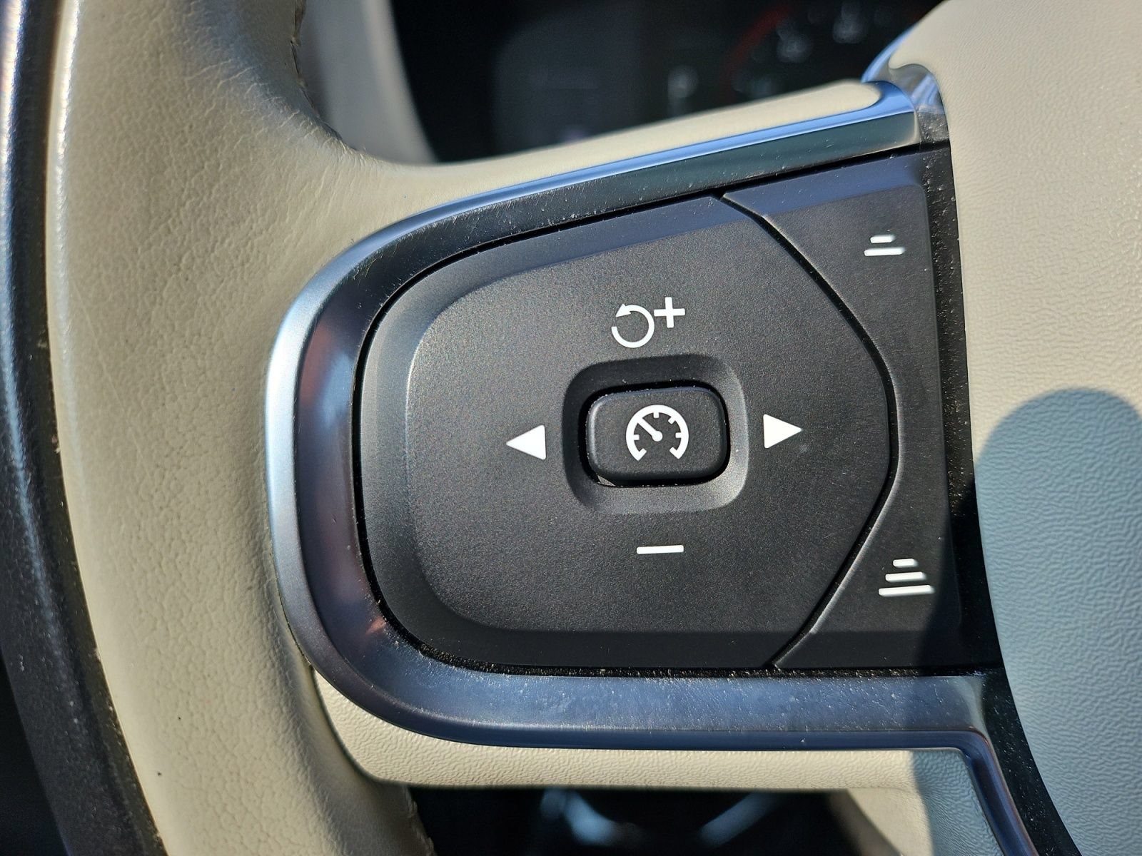 Used 2019 Volvo XC60 T5 Momentum w/ Premium Package FWD image 28