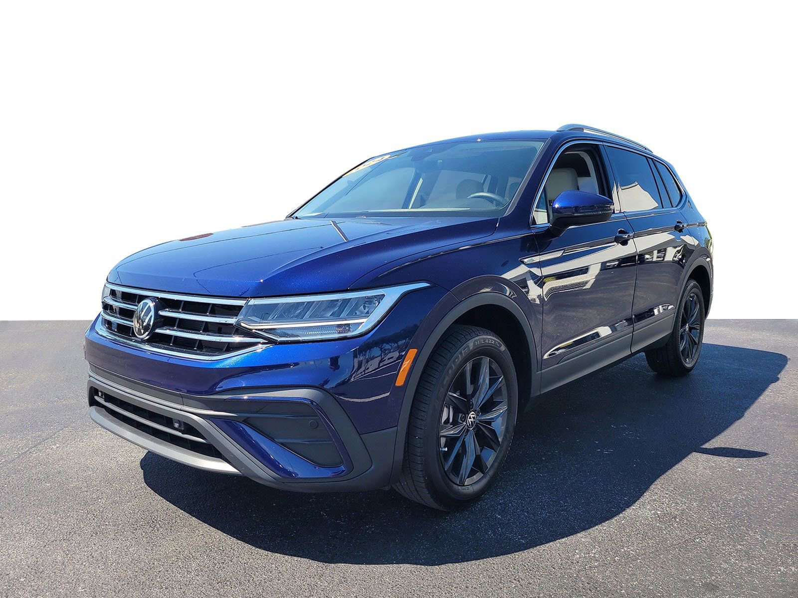 Used 2024 Volkswagen Tiguan SE image 2
